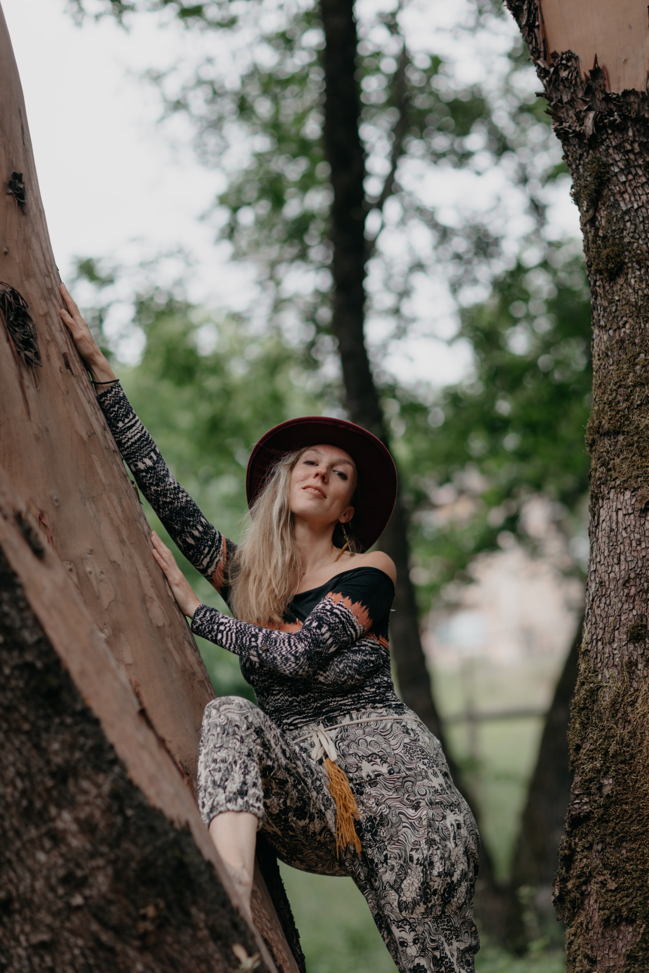 Anita Teresa resting against the trunk of a great tree